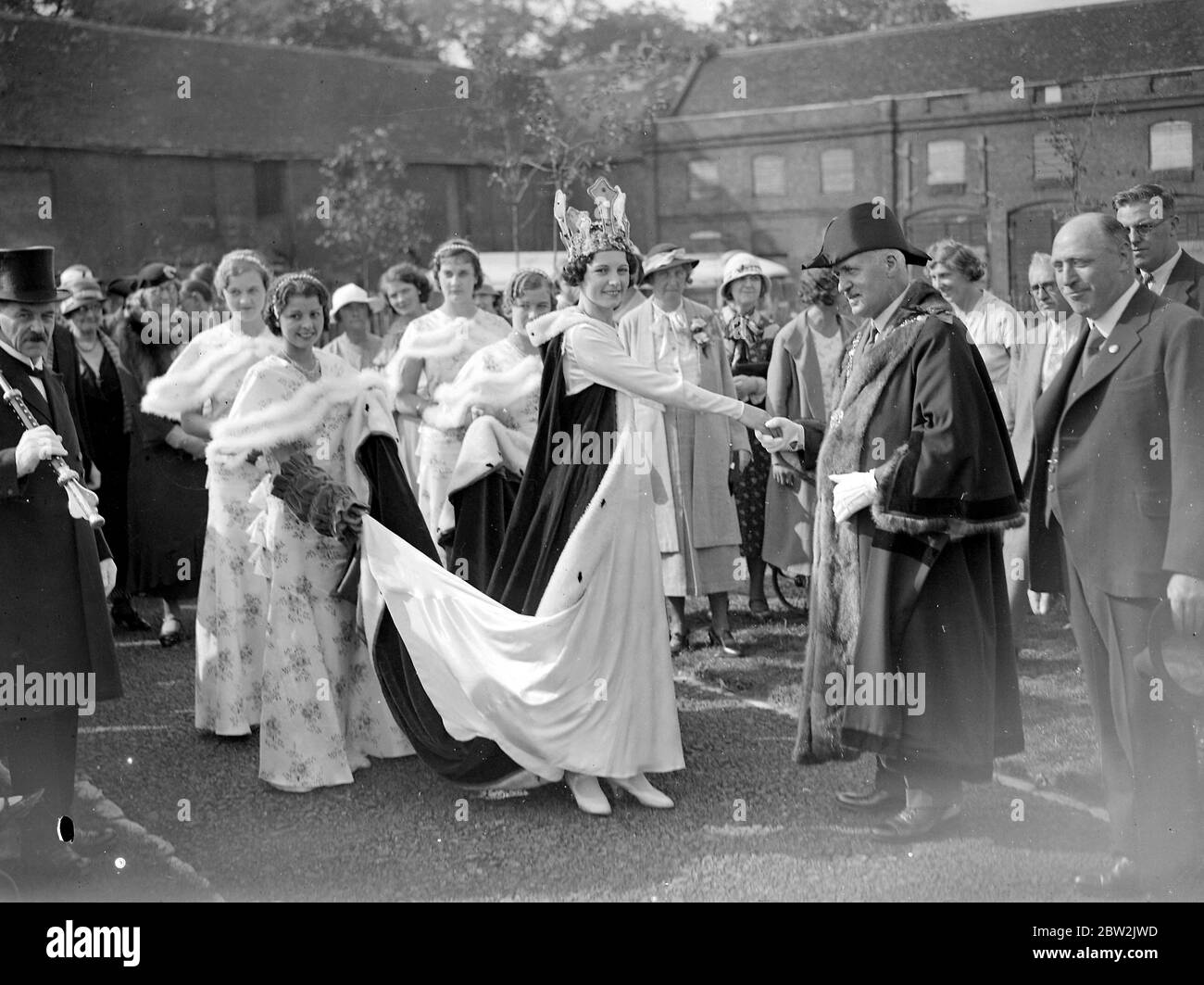 Bürgermeister schüttelt die Hand der Karnevalskönigin. 1934 Stockfoto