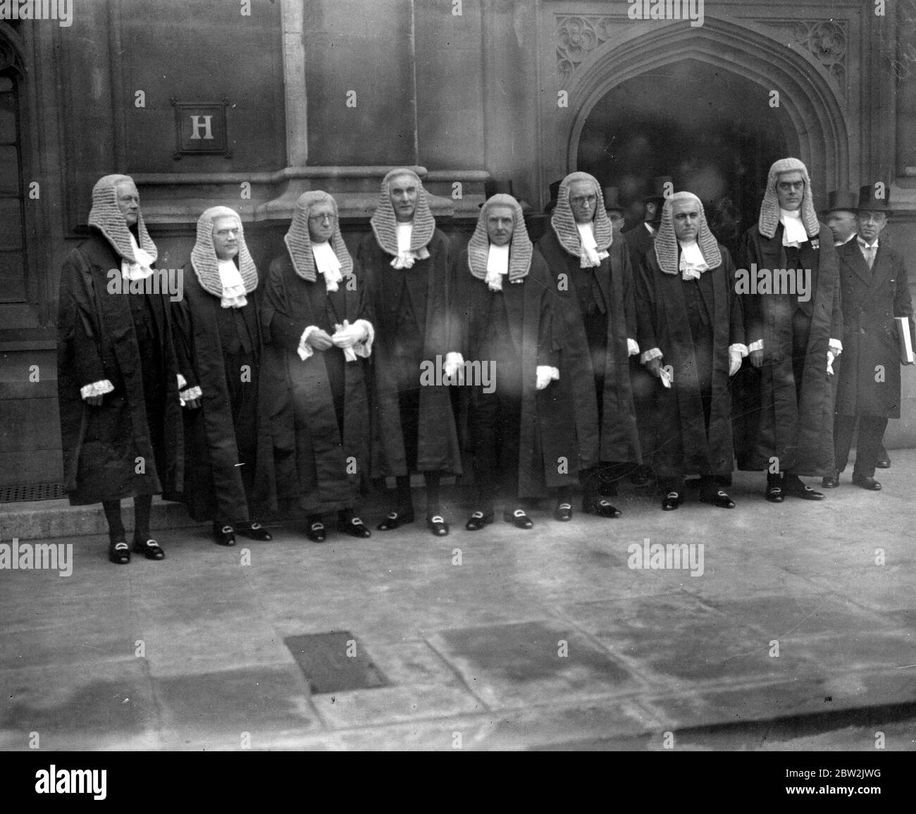 8 Neu-K.C wird im House of Lords vereidigt. Von links nach rechts Herr William Henry Cartwright Sharp, Herr George Clark Williams, Herr Hubert Joseph Wallington, Herr Harold Alfred Hunter Christie, Sir Robert Aske, Herr Richard O'Sullivan, Herr David Patrick Maxwell Fyfe, Herr William Shepherd Morrison. 16 Februar 1934 Stockfoto