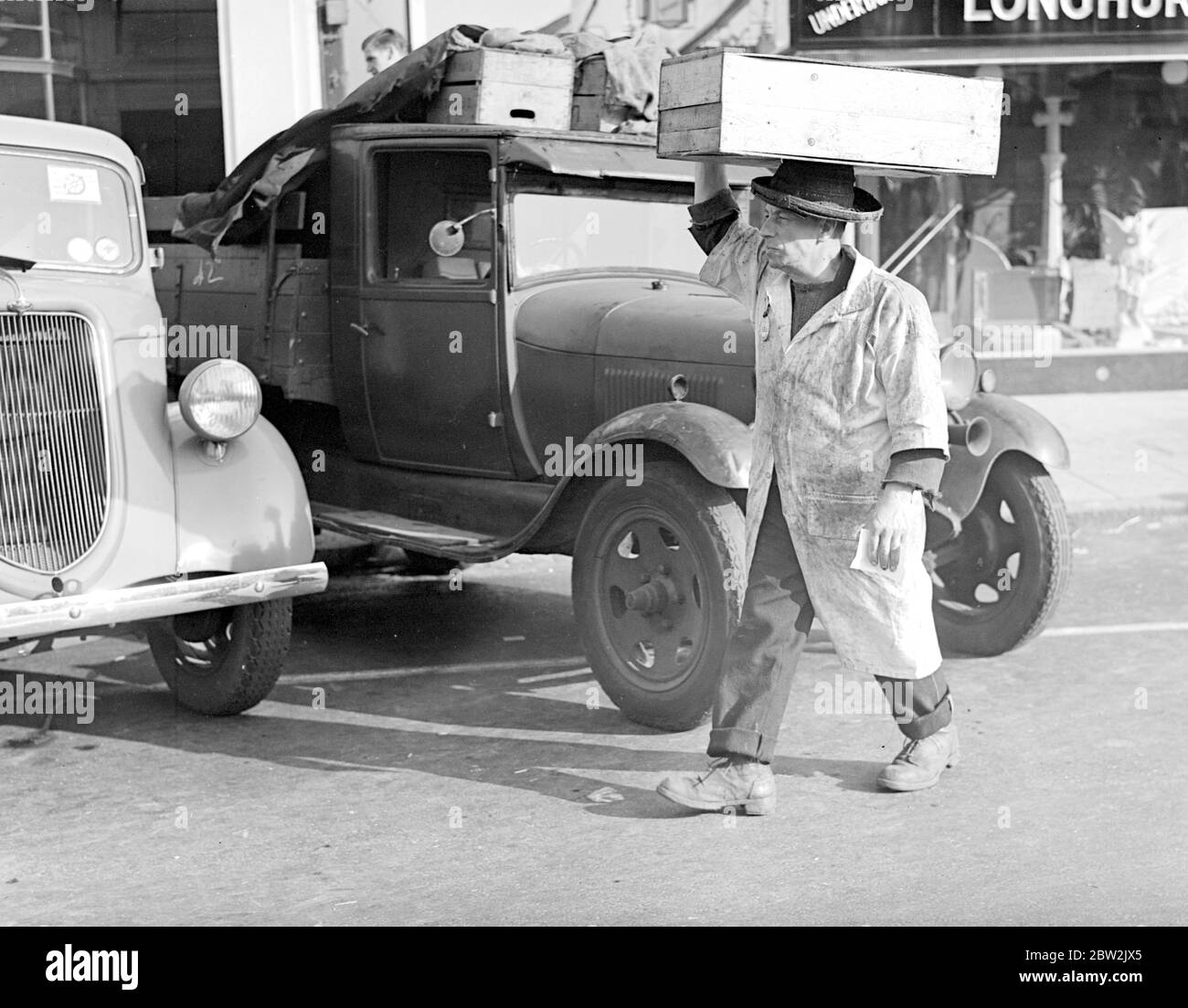 Kriegskrise, 1939. Vorsichtsmaßnahmen bei Luftangriff die Szene in Epsom, wo ein Teil des Billingsgate Fish Market stattfand, war Teil des Plans, Londons Nahrungsmittelversorgung zu sichern. September 1939 Stockfoto