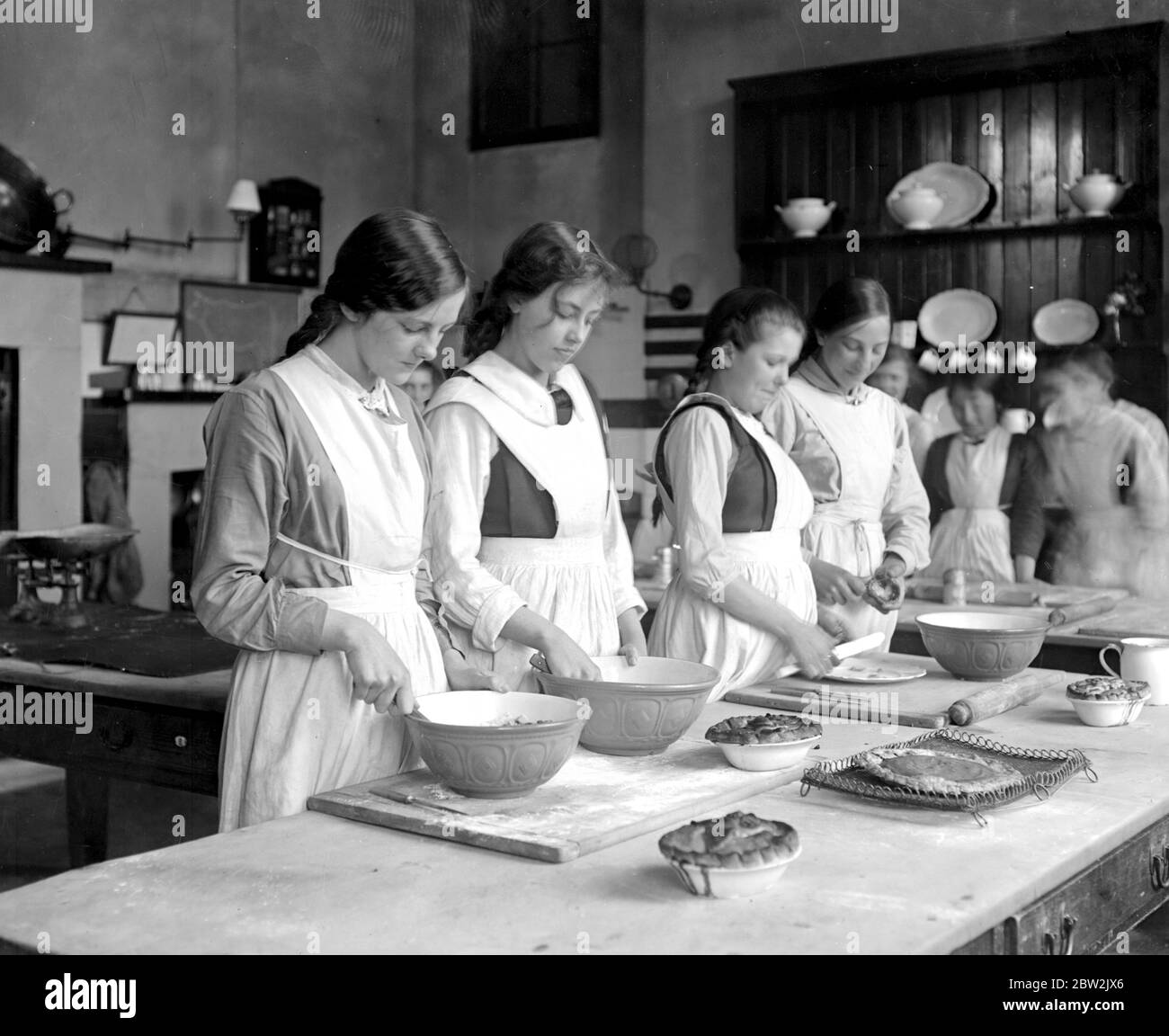 L.C.C. Mädchen lernen Kochen am Albany Institute, Deptford. Stockfoto