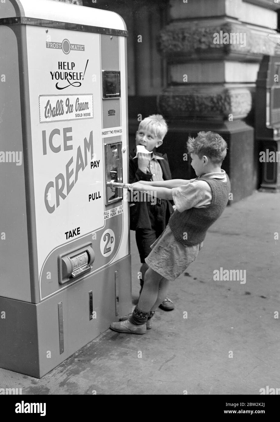 Walls' Ice Cream von Spielautomat vor kurzem auf Waterloo Station installiert. 30 Mai 1939 Stockfoto