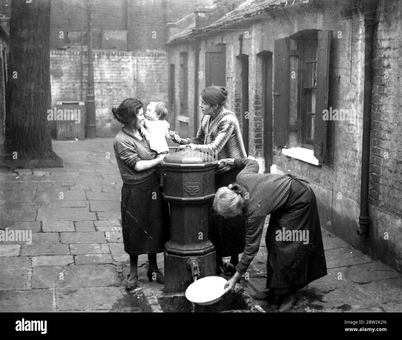 Wasserpumpe am Twine Court im East End von London. 1933 Stockfoto