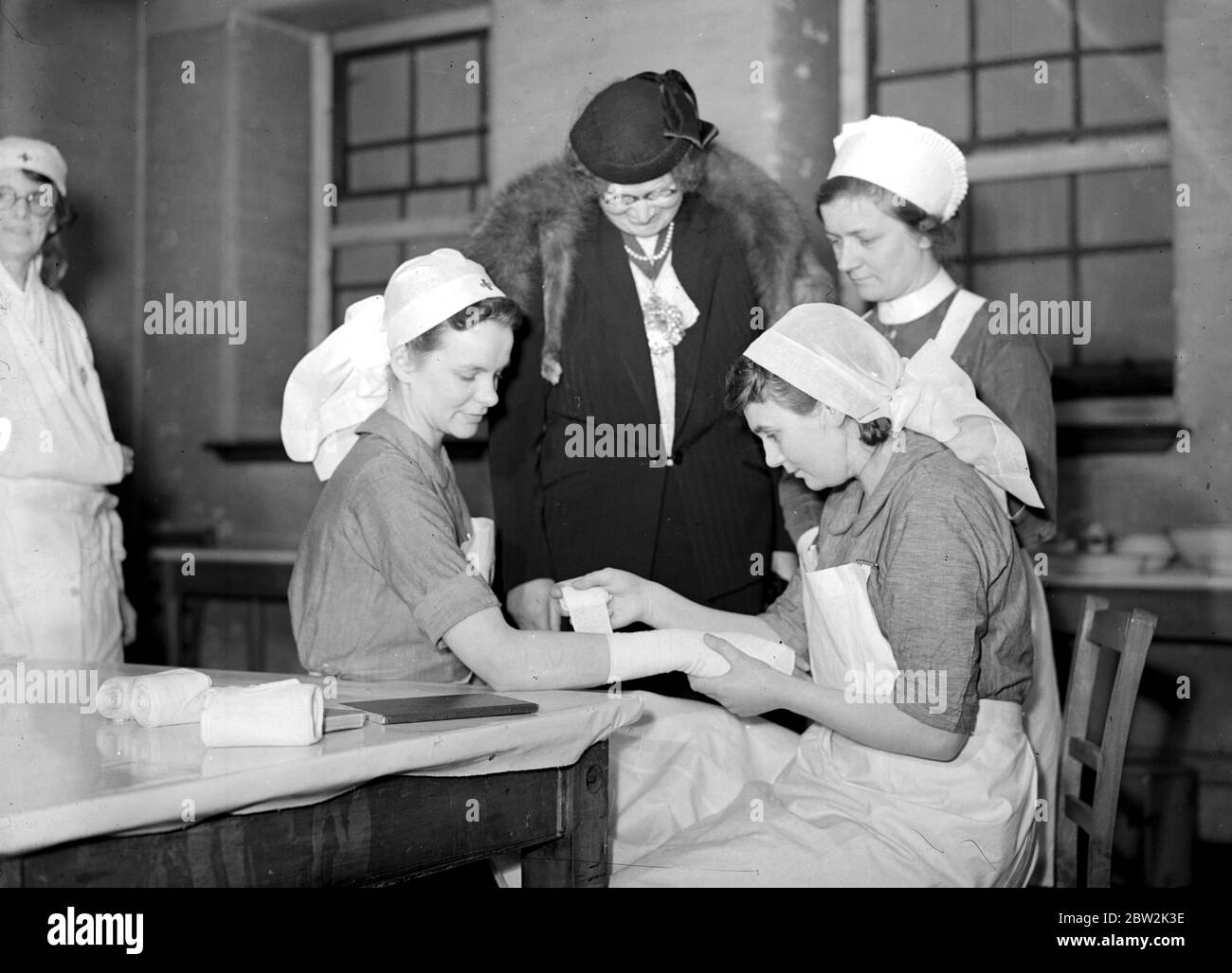 Kriegskrise, 1939. Vorsichtsmaßnahmen bei Luftangriff die Bürgermeisterin von Chelsea (Ratsmitglied Frau L. Hartnell) bei ihrem Besuch bei der First Aid Post, College of St Mark's und St. John's. 14. November 1939 Stockfoto