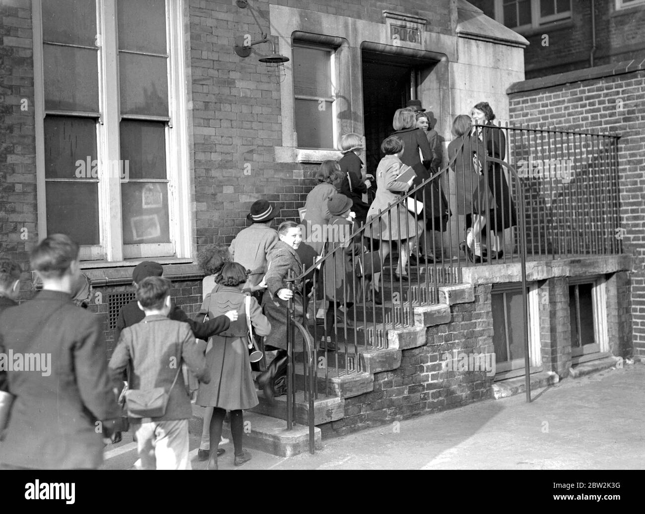 Kriegskrise, 1939. Die Vorkehrungen für Luftangriff der zweite Weltkrieg begann, und Evakuierte, wie diese in diesem Bild, begannen aus London für die Sicherheit des Landes auszuströmen. Mit Gasmaskenkoffer, Gepäcketiketten, die sie identifizieren, an ihrer Kleidung befestigt, war es für einige von ihnen ein großes Abenteuer, denn viele von ihnen hatten ihr Zuhause noch nie verlassen, oder sogar London zuvor. Schüler der Hugh Myddelton School sind bereit für ihre Reise. Bis 28. August 1939 Stockfoto