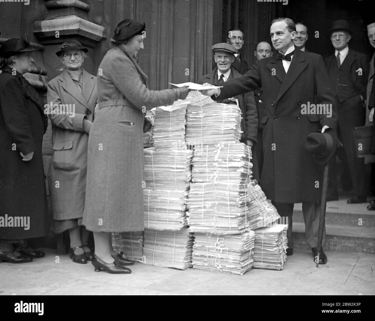 Im Unterhaus. Sir Archibald Sinclair empfängt von typischen Unterzeichnern die ungeheuer liberale Petition mit 750,000 Unterschriften gegen die hohen Lebenshaltungskosten. Januar 1938 Stockfoto