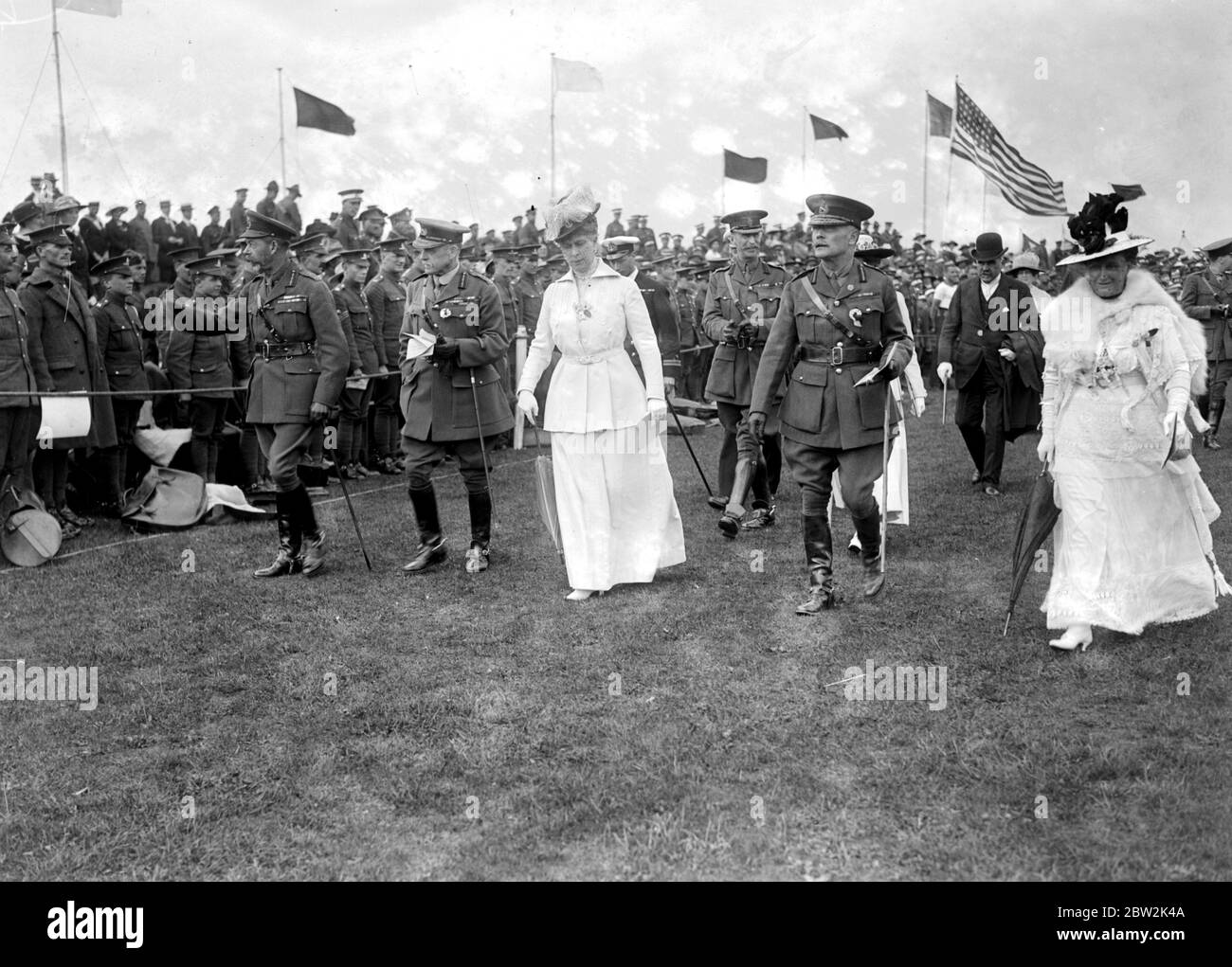 Der königliche Besuch der Militärsport und Fete in Aldershot. Der König und die Königin gehen den Sportplatz hinunter. Bis 25. August 1917 Stockfoto