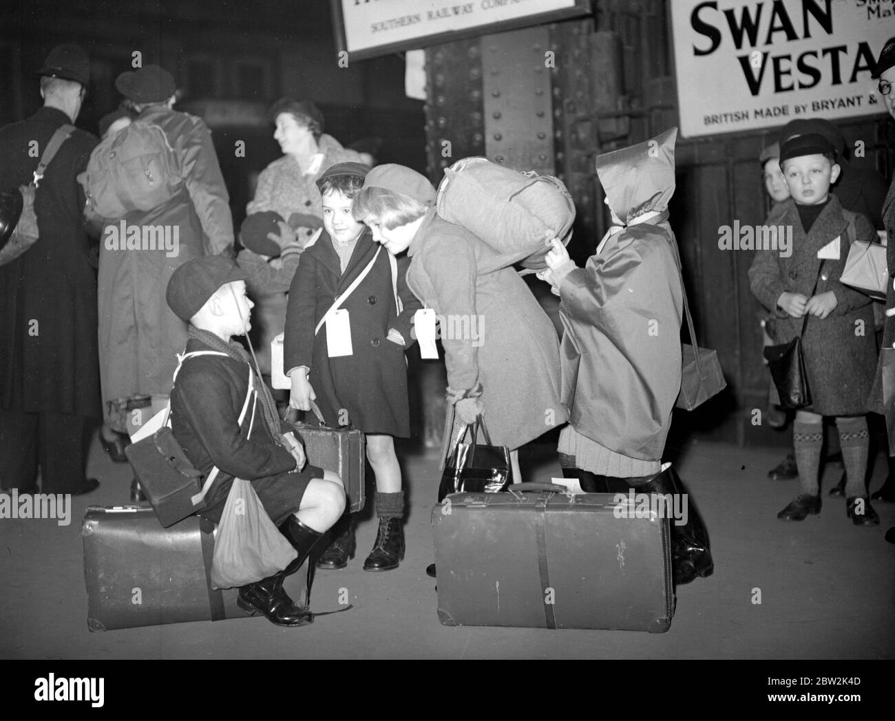 Kriegskrise, 1939. Die Vorkehrungen für Luftangriff der zweite Weltkrieg begann, und Evakuierte, wie diese in diesem Bild, begannen aus London für die Sicherheit des Landes auszuströmen. Mit Gasmasken-Koffern, Gepäckaufkleber, die sie identifizieren, an ihrer Kleidung befestigt, war es für einige von ihnen ein großes Abenteuer, denn viele von ihnen hatten ihr Zuhause nie verlassen, oder sogar London vorher. September 1939 Stockfoto