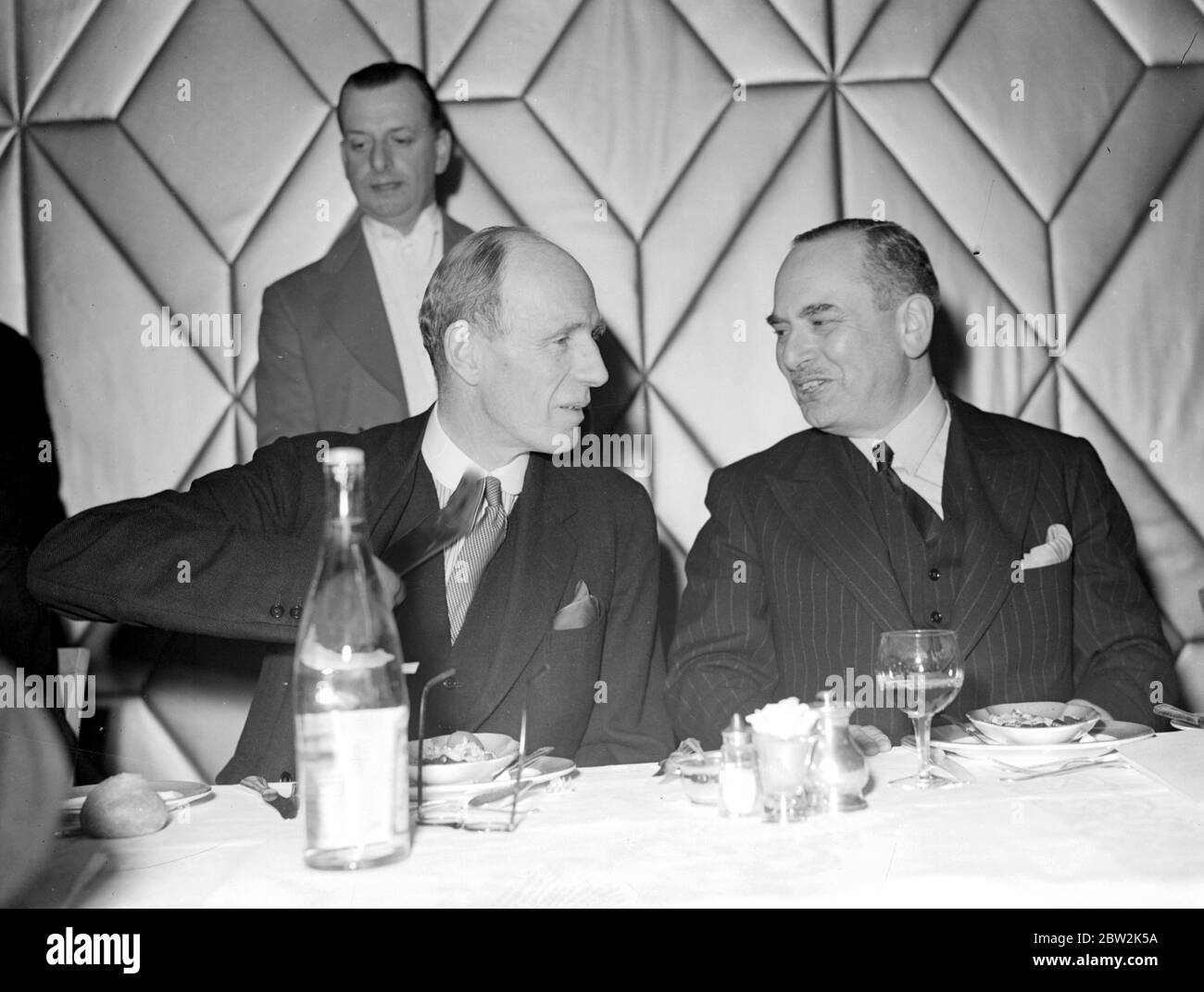 Mittagessen im National Defense Public Interest Committee im Dorchester. Lord Halifax und Col H.L. Nathan M. P.. 10. April 1940 Stockfoto