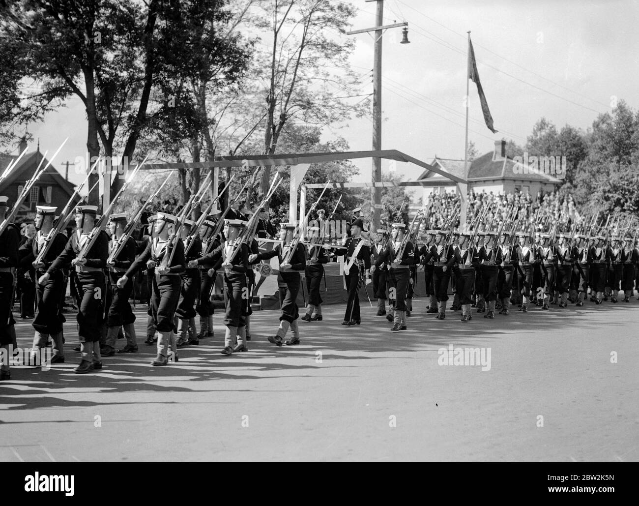 Die königliche Reise durch Kanada und die USA von König George VI und Königin Elizabeth , 1939 . Der König überreichte dem westlichen Kommando der Royal Canadian Navy im Beacon Hill Park, Victoria, die Farbe des Königs. Stockfoto