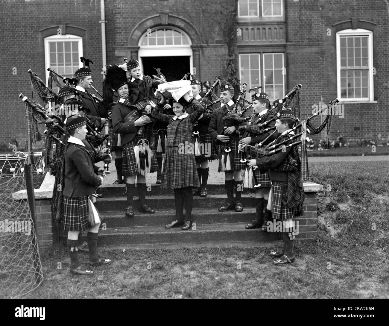 Weihnachtsvorfeiern an den Royal Caledonian Schools, Bushey. Piping. 15. November 1933 Stockfoto