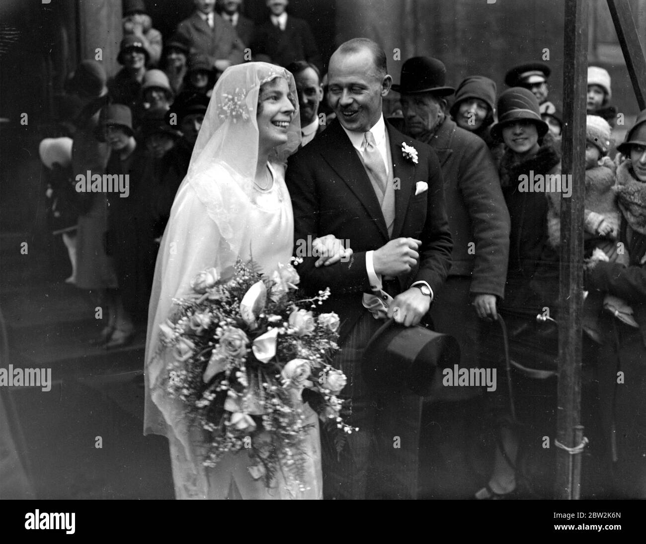 Hochzeit von Arthur Mills und Kathleen Macnaughton in der Pont Street in St Columba, London. 15 März 1928 Stockfoto