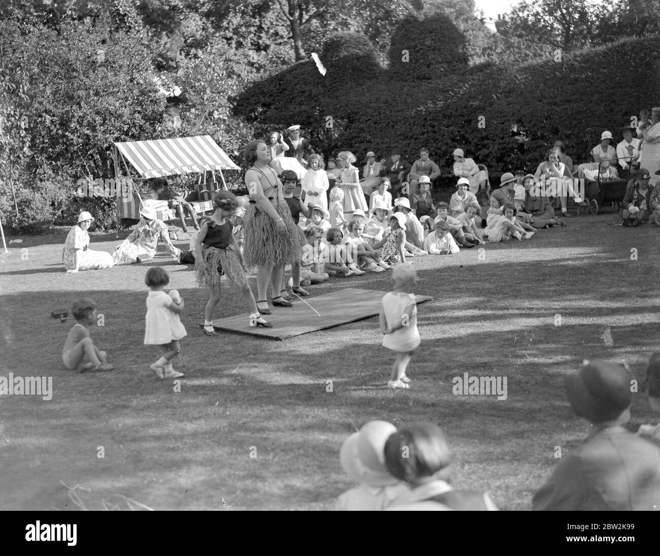 P Shaw tritt bei einem Kinder-Open-Air-Konzert 1934 auf Stockfoto