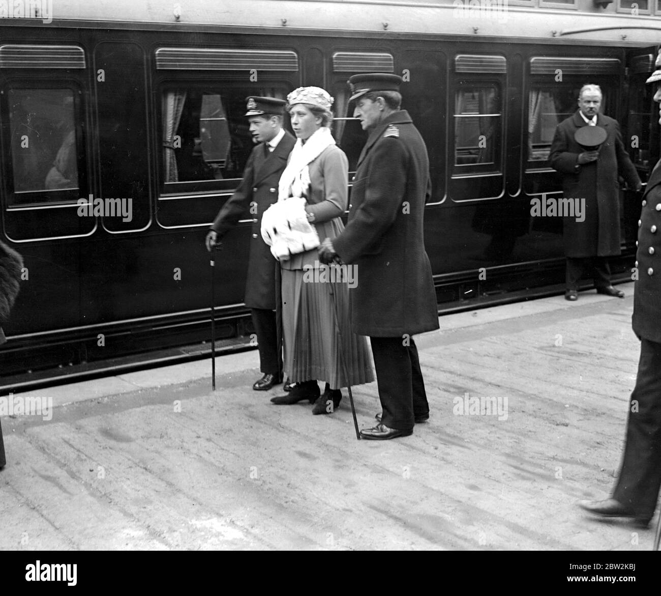 Königlicher Besuch der Verwundeten Zeebrugge-Helden im Chatham Naval Hospital. Prinz George, Prinzessin Mary und Kapitän Godfrey Fawcett. 30. April 1918 Stockfoto