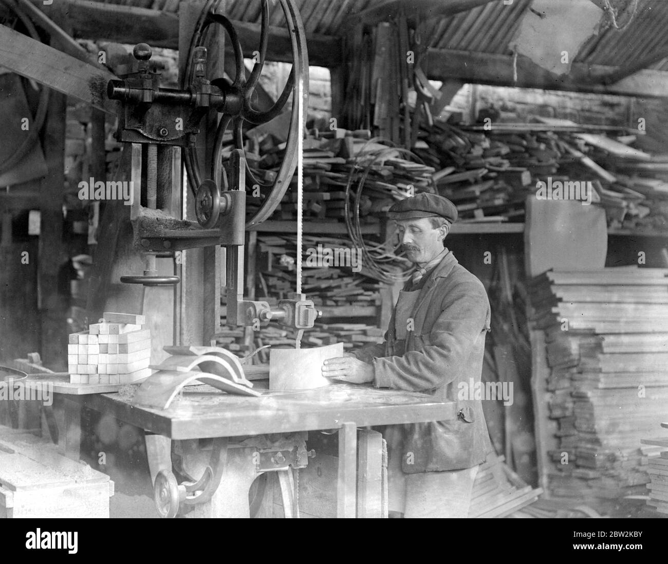 Herstellung von hölzernen Uhrengehäuse bei High Wycombe Formung der Teile auf einer Bandsäge Maschine. Stockfoto