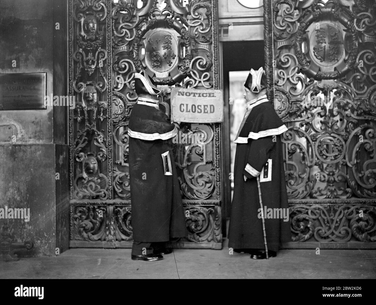 Kriegskrise, 1939. Beadles bei der Royal Exchance Posting geschlossen. September 1939 Stockfoto