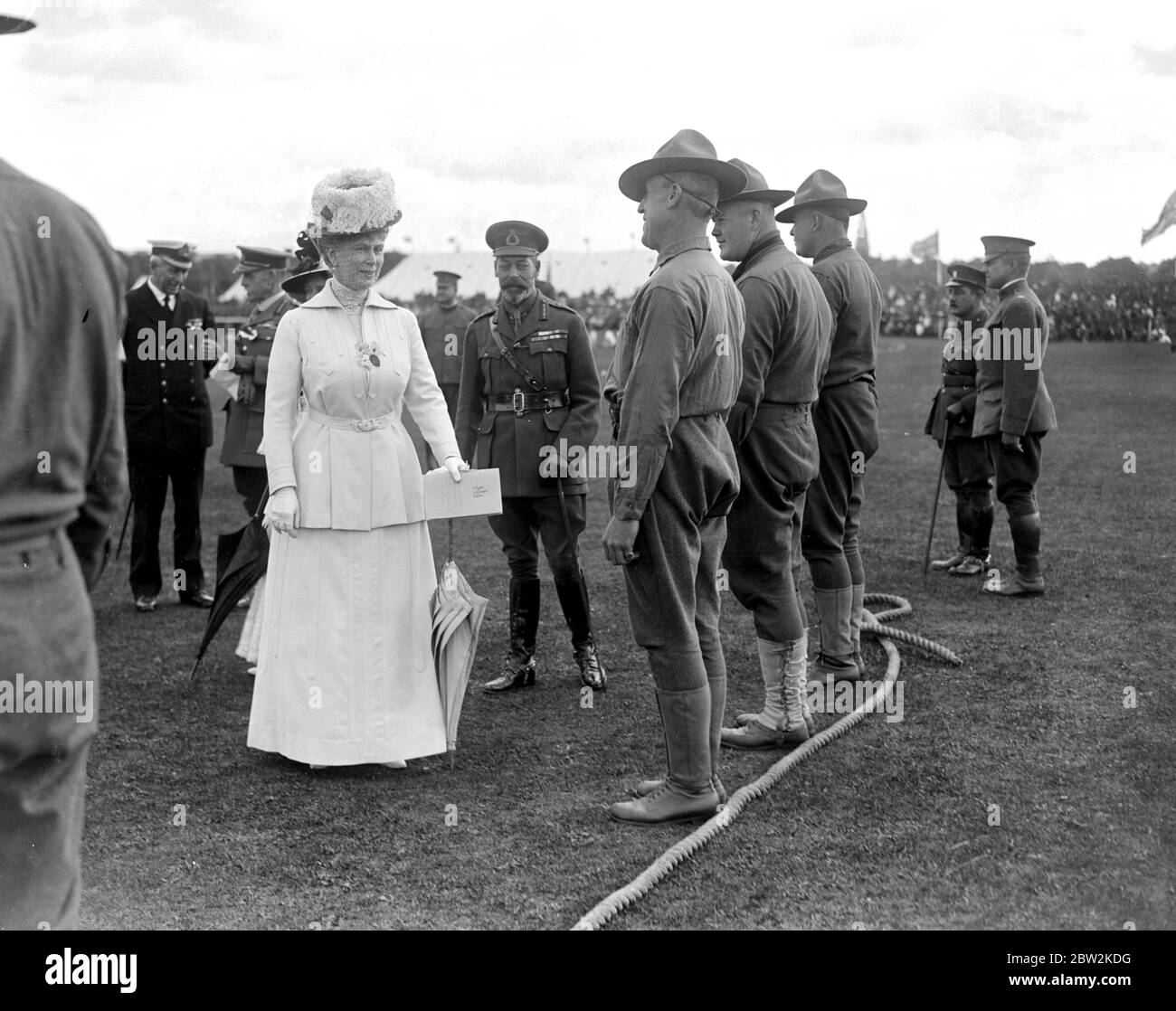 Der königliche Besuch im Militärsport und Fete in Aldershot. Die Königin spricht mit amerikanischen Soldaten, die am Tauziehen teilnahmen. Bis 25. August 1917 Stockfoto