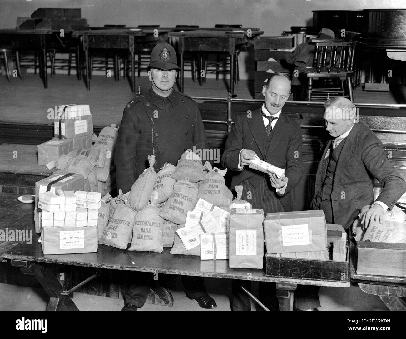 Â£66,000 war die Summe, die in diesem Jahr Jahresanteil aus den Broadway Congregational Societies in Hammersmith beteiligt war. Herr E.J.B. Spearing, der Sekretär, die Überprüfung der Beträge unter Aufsicht der Polizei. 15 Dezember 1932 Stockfoto