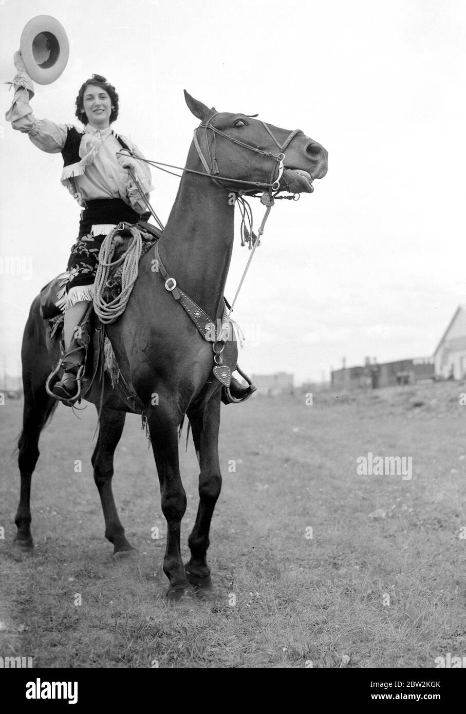 Die Königstour durch Kanada und die USA von König George VI. Und Königin Elizabeth , 1939 Marge Allen , ein typisches Cowgirl aus dem Westen, ruft Yippee für den König und die Königin während ihrer Reise durch die Prairie-Länder Kanadas. Stockfoto