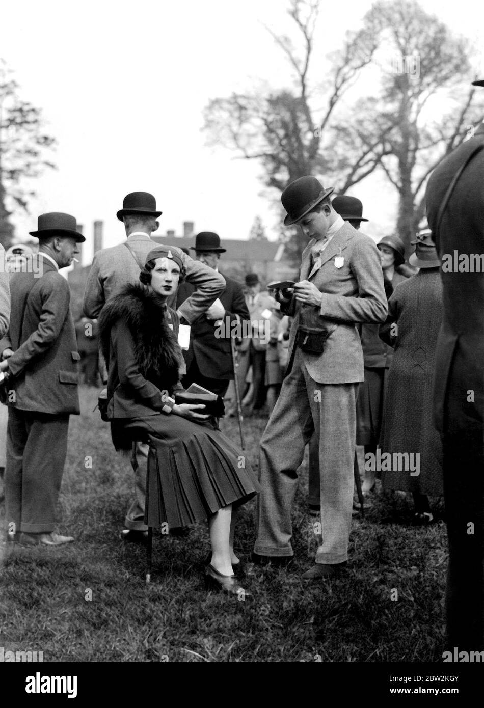 United Hunt Meeting in Lingfield Surrey 1. Mai 1933 Lady Fiona Fuller und ihr Bruder Lord Roderick Pratt. Stockfoto