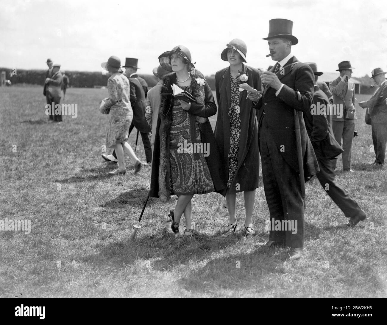 Derby Day bei Epson. Lady Hillingdon, Mrs und Captain Euan Wallace. 1928 Stockfoto