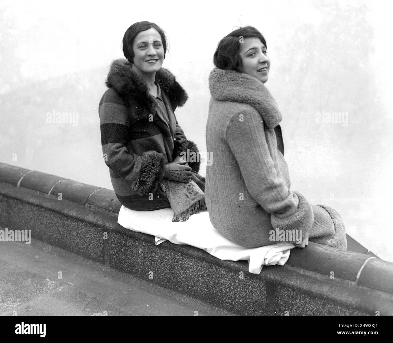 Betty und Stella Doyle, zwei englische Filmstars, die auf der amerikanischen Leinwand Namen und ein Vermögen gemacht haben. 24. November 1925 Stockfoto