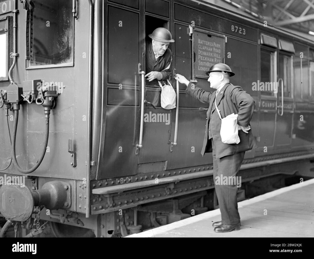 Kriegskrise, 1939. Air RAID Vorsichtsmaßnahmen Southern Region Motormänner mit ihren Stahlhelmen. September 1939 Stockfoto
