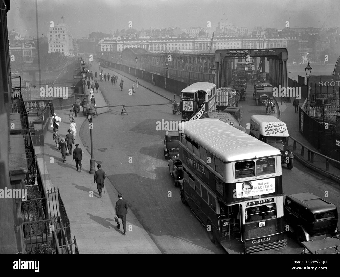 Zwei-Wege-Verkehr auf der temporären Waterloo Bridge, bei der Gelegenheit, als die alte Struktur vorübergehend geschlossen wurde, nachdem Kollision mit dem Holzwerk stattgefunden hatte. September 1933 Stockfoto