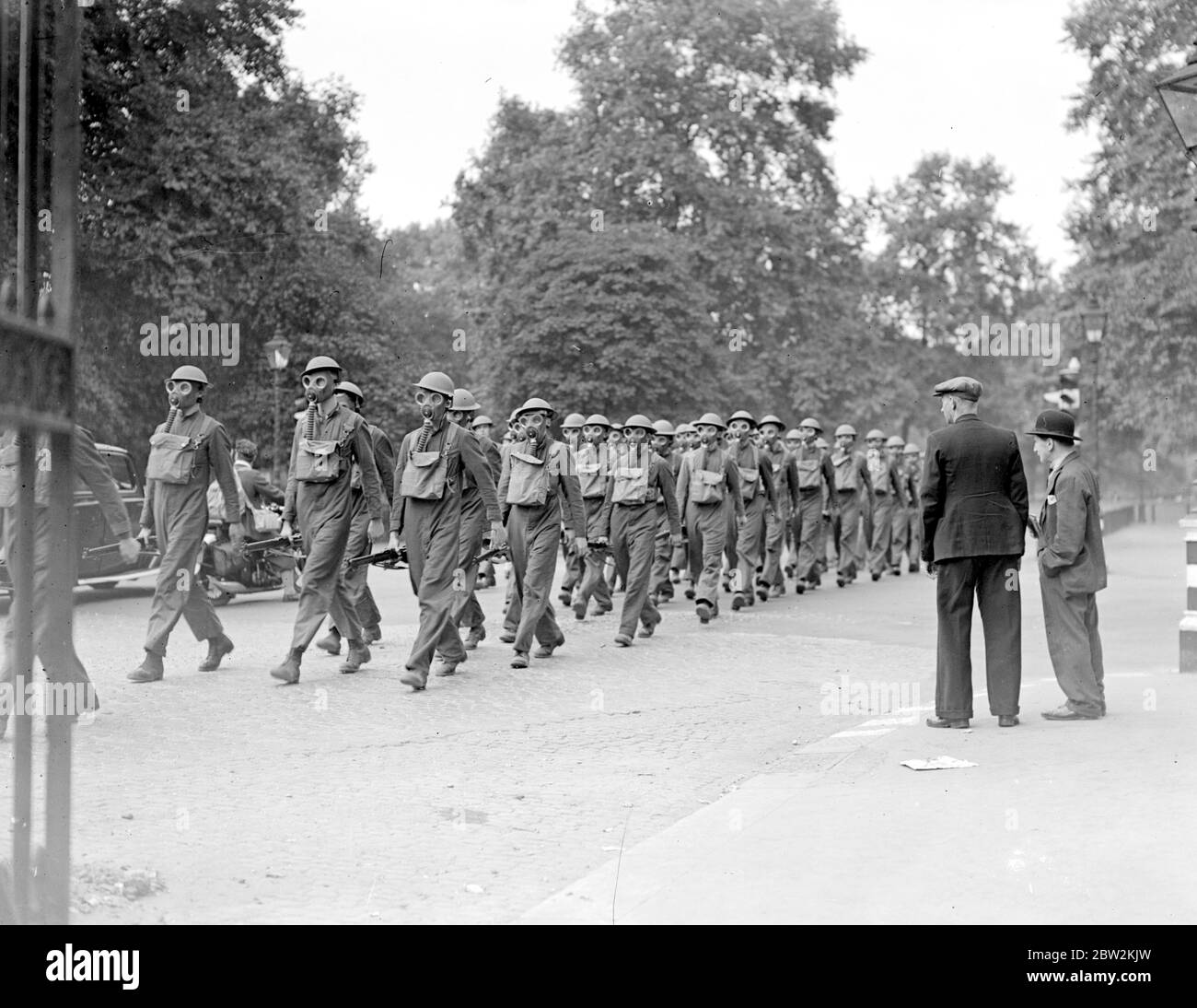 Kriegskrise, 1939. Luftangriff Vorsichtsmaßnahmen Truppen in marschierenden Reihenfolge, die in Gasmaskenbohrmaschine trainiert werden. September 1939 Stockfoto