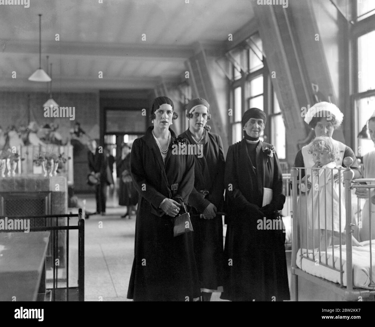 Die Ex-Königin von Griechenland, begleitet von den Prinzessinnen Ilene und Helene bei ihrem Besuch im Middlesex Hospital. August 1931 Stockfoto