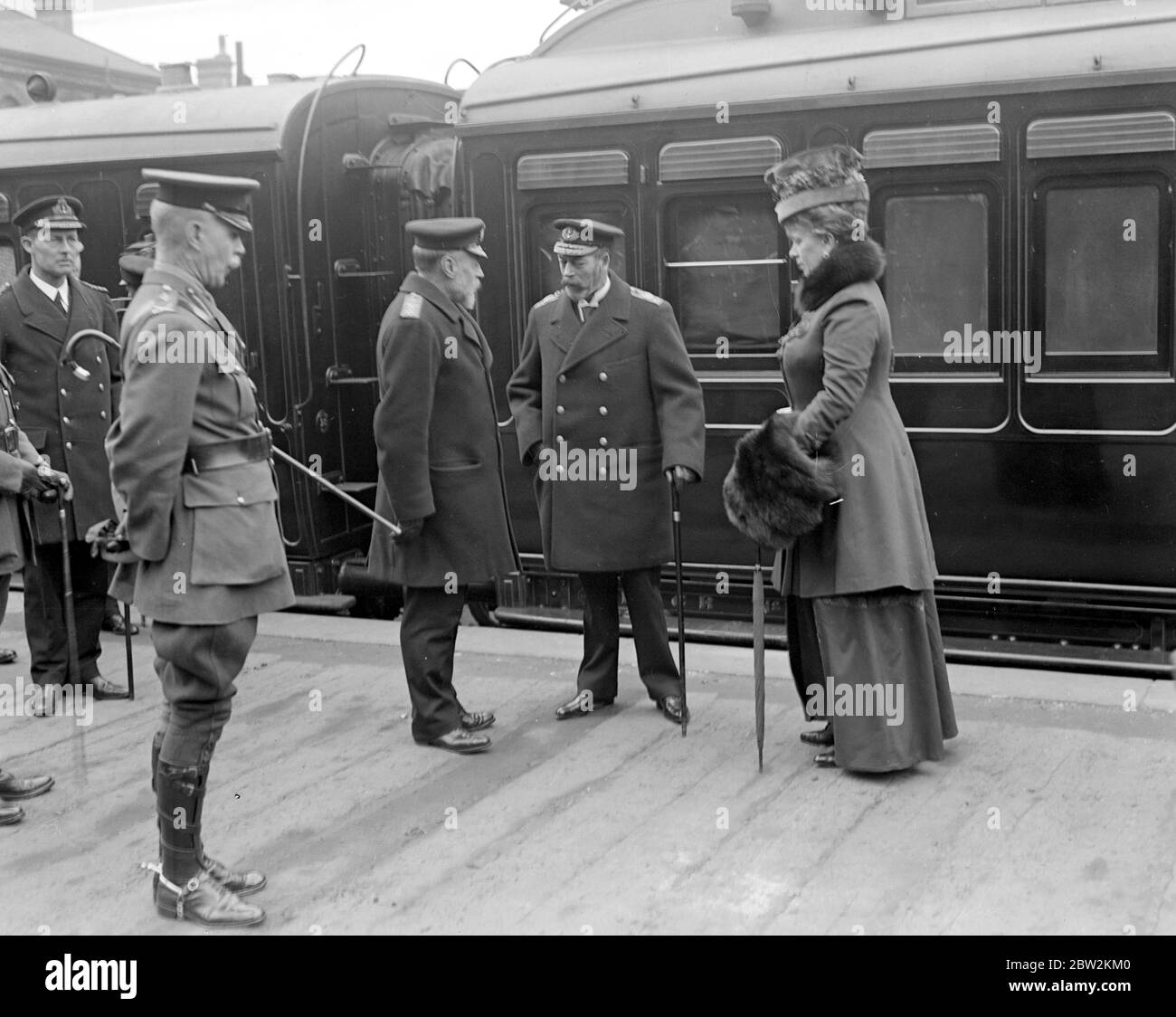 Königlicher Besuch der Verwundeten Zeebrugge-Helden im Chatham Naval Hospital. Der König und die Königin nehmen Abschied am Bahnhof. 30. April 1918 Stockfoto