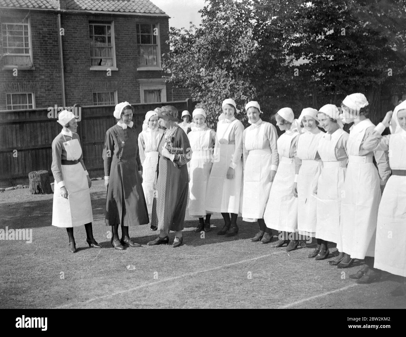 Lord Hanworth eröffnet den neuen Flügel des Eltham Hospital. Pflegepersonal wird inspiziert. 1934 Stockfoto