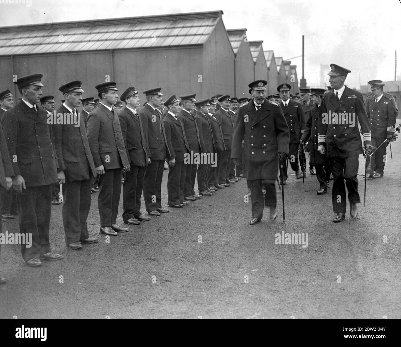 Königlicher Besuch der Immingham Docks. Der König inspiziert eine Ehrengarde von R.N.A.S.. 10. April 1918 Stockfoto