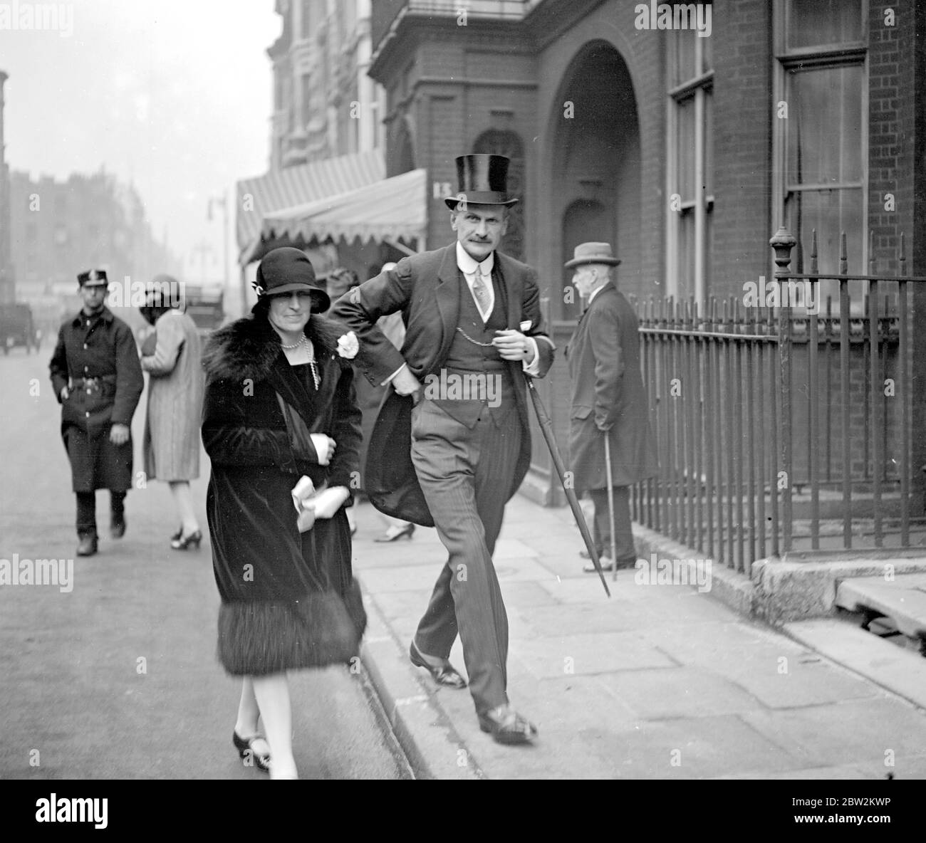 Nall-Cain: Pennyman Hochzeit in der North Audley Street von St Mark. Foto zeigt: Lord und Lady Vivian. November 1927 Stockfoto