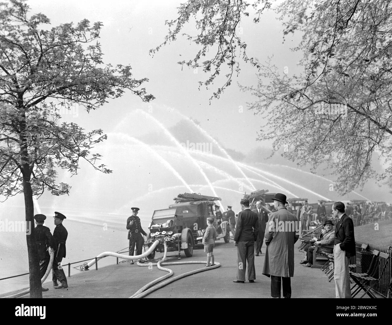 Kriegskrise, 1940 Notfeuerwehr-Praxis am Serpentine. Mai 1940. 23. September 1939 Stockfoto