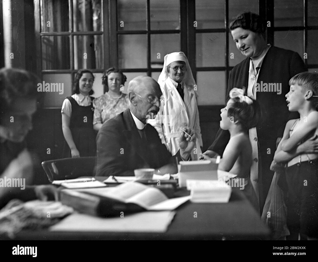 Kriegskrise, 1940 Luftüberfall Vorsichtsmaßnahmen Passieren des Arztes - vorläufige medizinische Untersuchung für die Evakuierung von Kindern in Übersee. 12 Juni 1940 Stockfoto