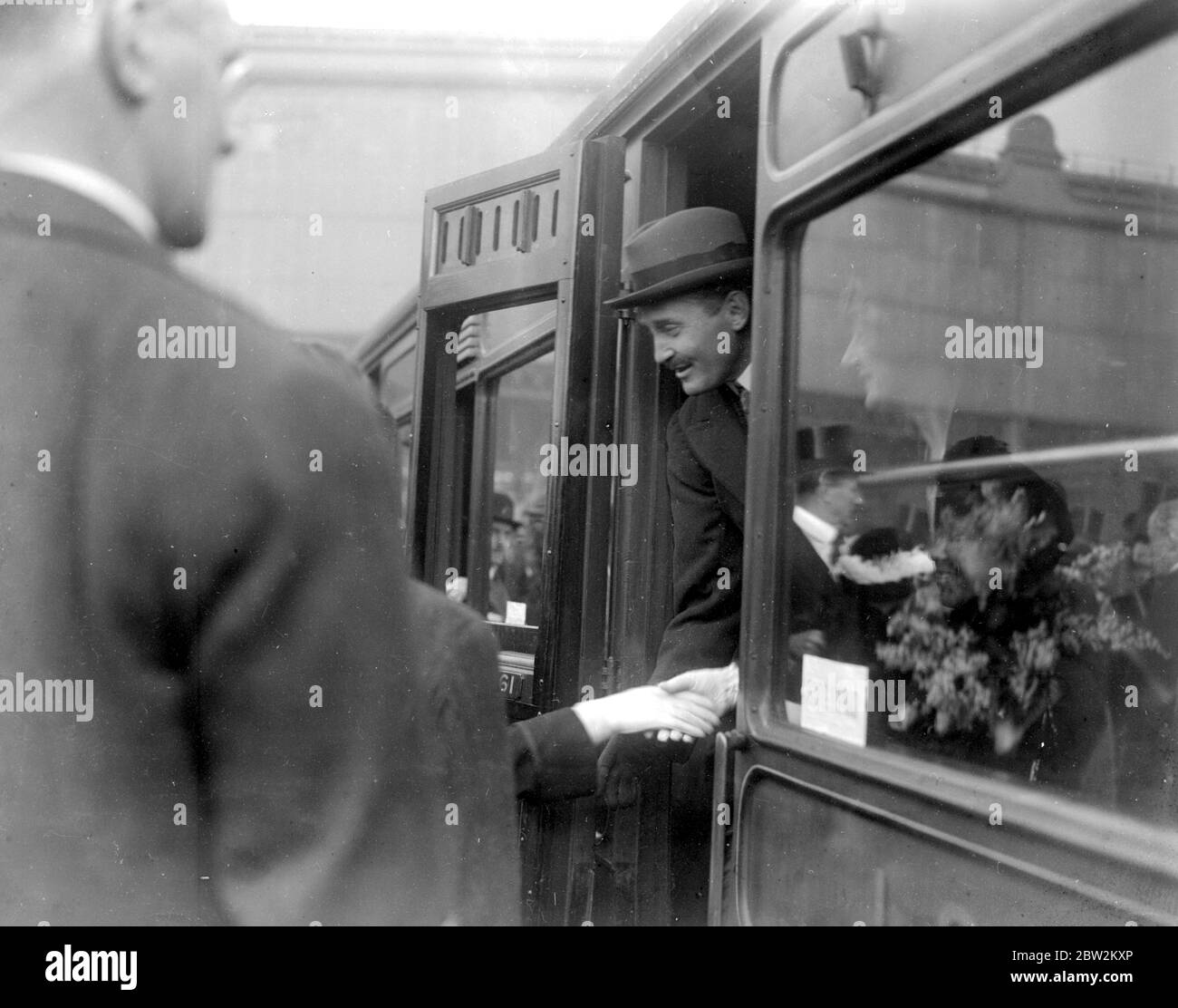 Prinz Arthur von Connaught verlässt Waterloo, um das Amt des Gouverneurs von Südafrika zu übernehmen. Prince of Wales und Prince Arthur. 29. Oktober 1920 Stockfoto