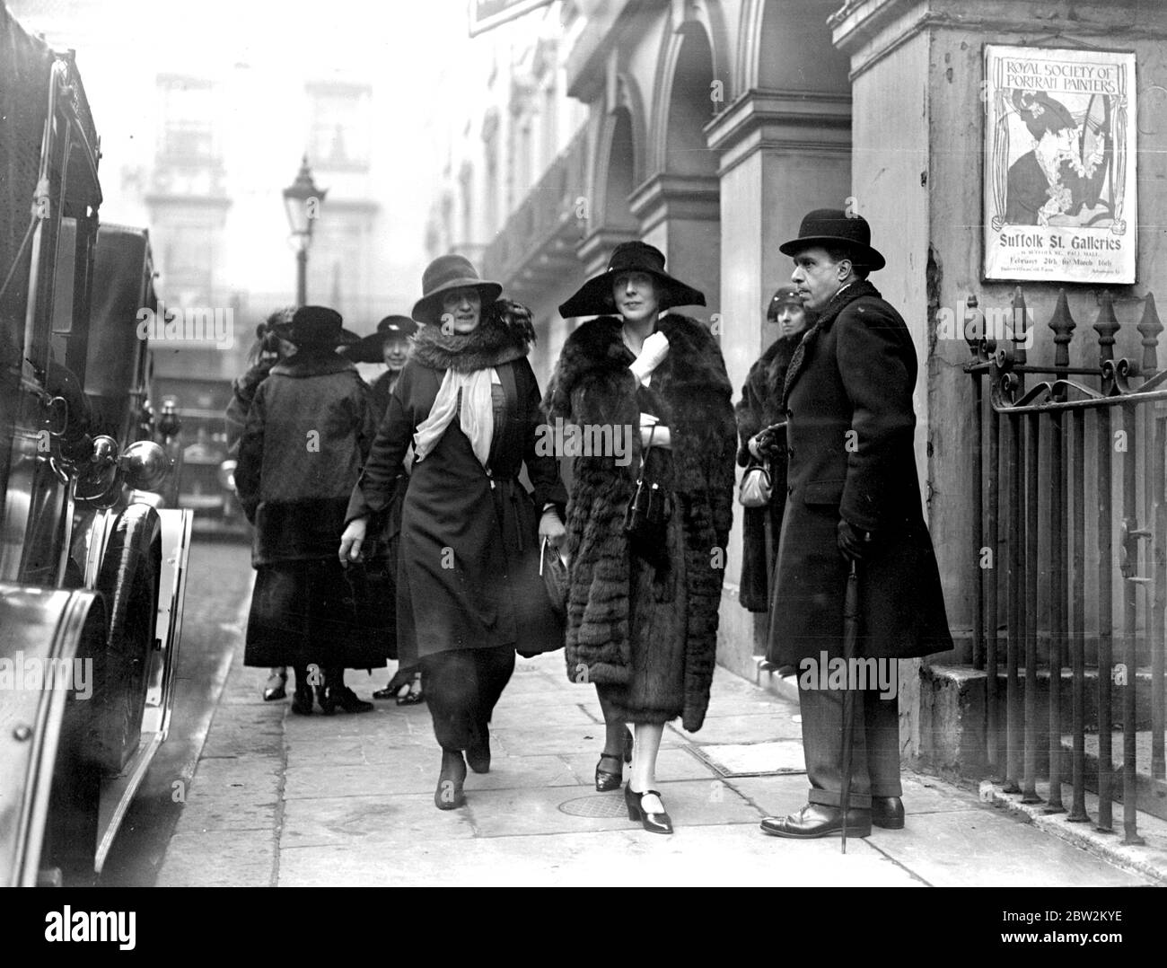 Privater Blick Tag in der Royal Society of Portrait Paintings, Suffolk Street. Herzogin von Rutland und Lady Diana Cooper. 23 Februar 1923 Stockfoto