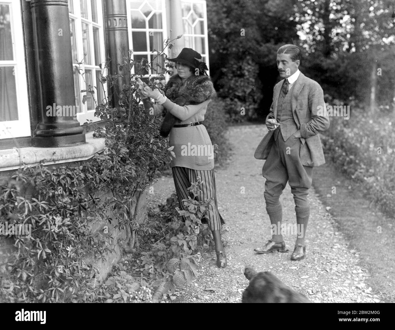 Constance, Herzogin von Westminsterund Captain Lewis im Garten ihres New Forest-Hauses in der Annesley Bank, nahe Lyndhurst. Oktober 1920 Stockfoto