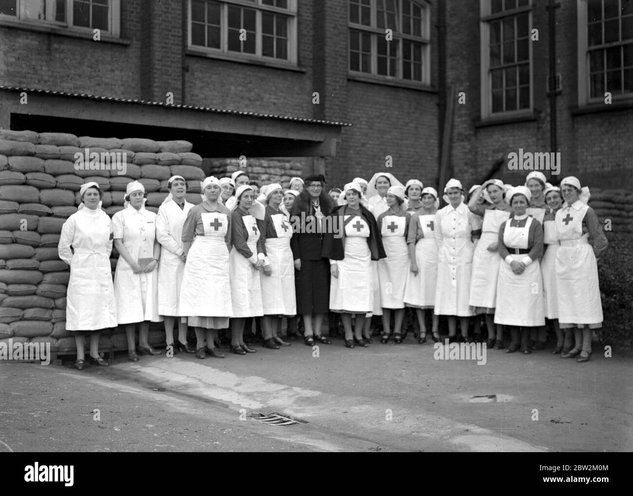 Kriegskrise, 1939. Vorsichtsmaßnahmen bei Luftangriff die Bürgermeisterin von Chelsea (Ratsmitglied Frau L. Hartnell) bei ihrem Besuch bei der First Aid Post, College of St Mark's und St. John's. 14. November 1939 Stockfoto