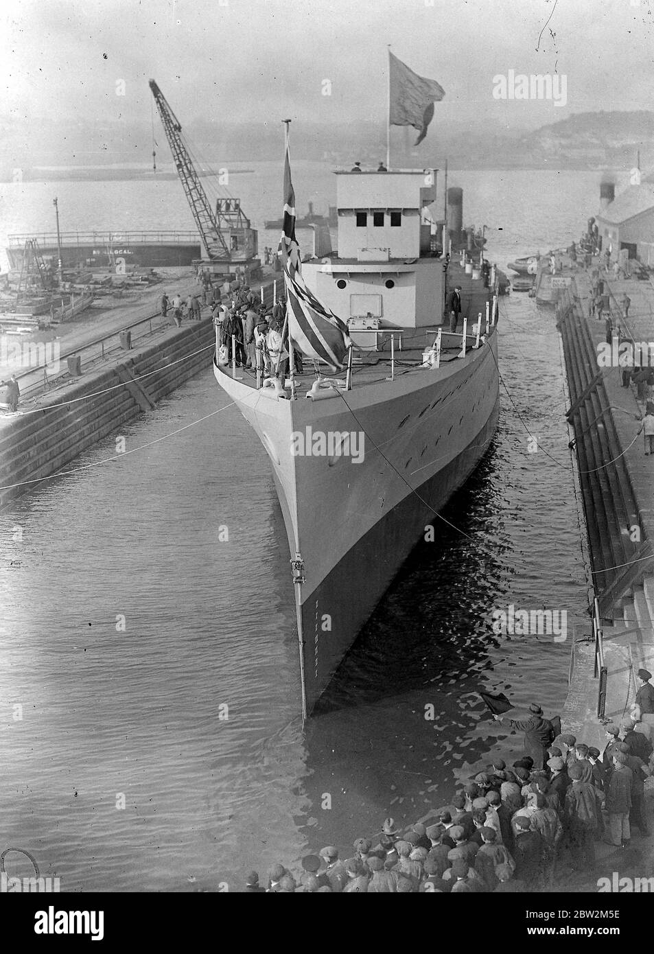 H.M.S Deptford, eines der Schiffe, die im Marineprogramm 1933 vorgesehen waren, wurde heute von der Bürgermeisterin von Deptford in der Chatham Dockyard geschifft. Februar 1935 Stockfoto