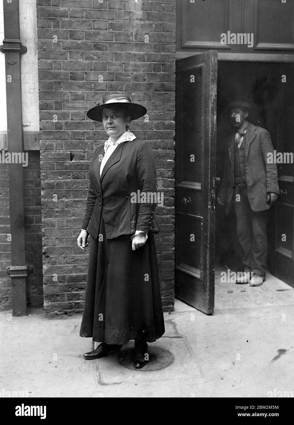 Miss Luker, die Kensington Sanitary Inspector, die den Blumenhändlern, die im Tal leben, als die "vollendetete" Dame bekannt ist, nicht, dass sie Opfer der Krankheit ist, von der sie ertränkt ist, sondern als ein Team von Verliebtheit. 29. September 1916 Stockfoto
