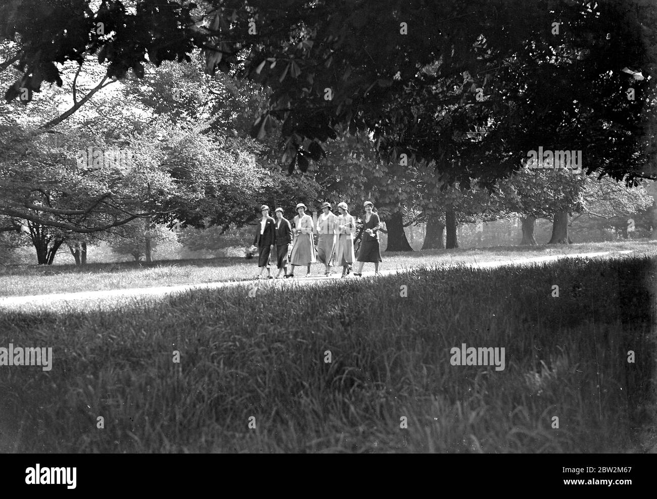 Frauen, die einen Spaziergang im Foots Cray Place Park machen. 1934 Stockfoto