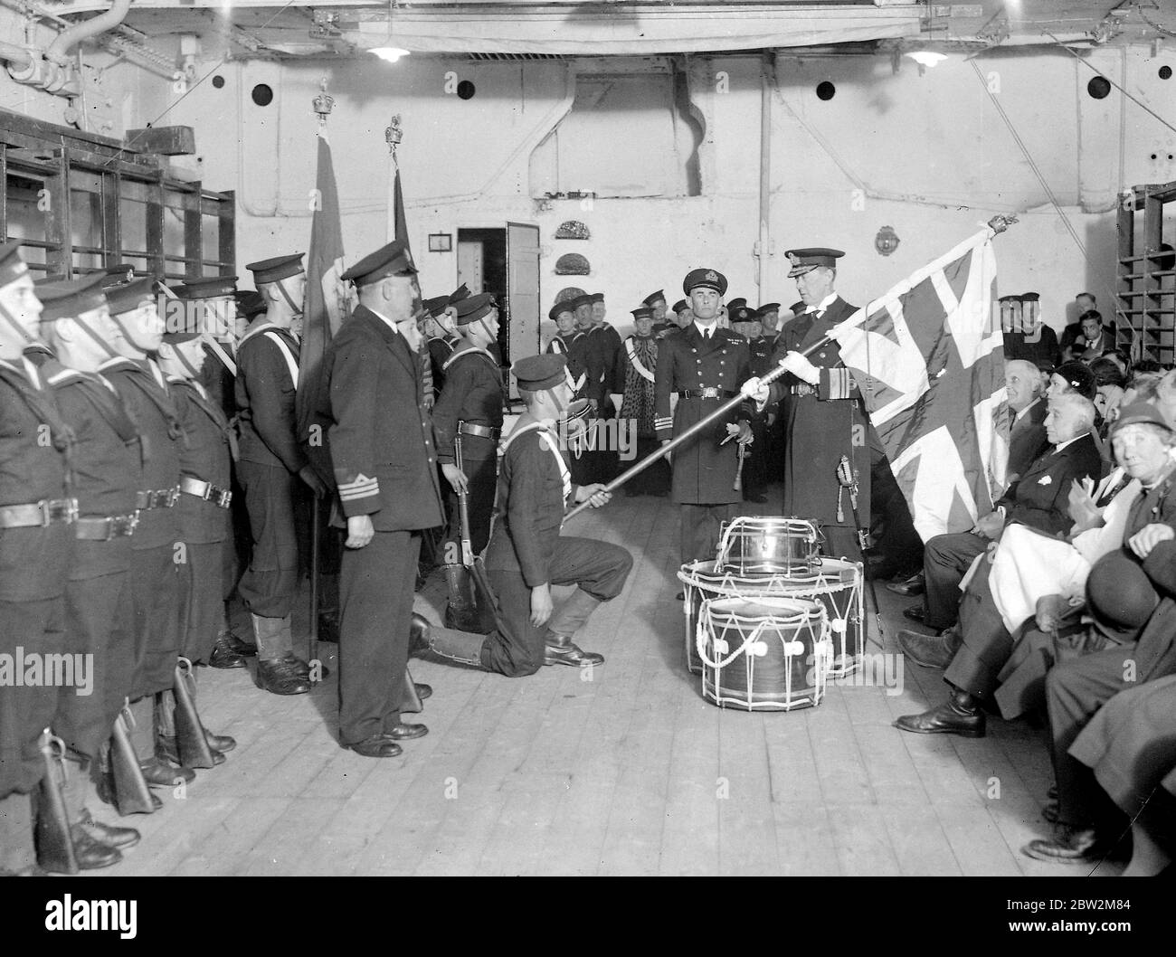 Vice Admiral R. M. Coloin erhält die Farben auf TS Warspite 18. April 1934 Stockfoto