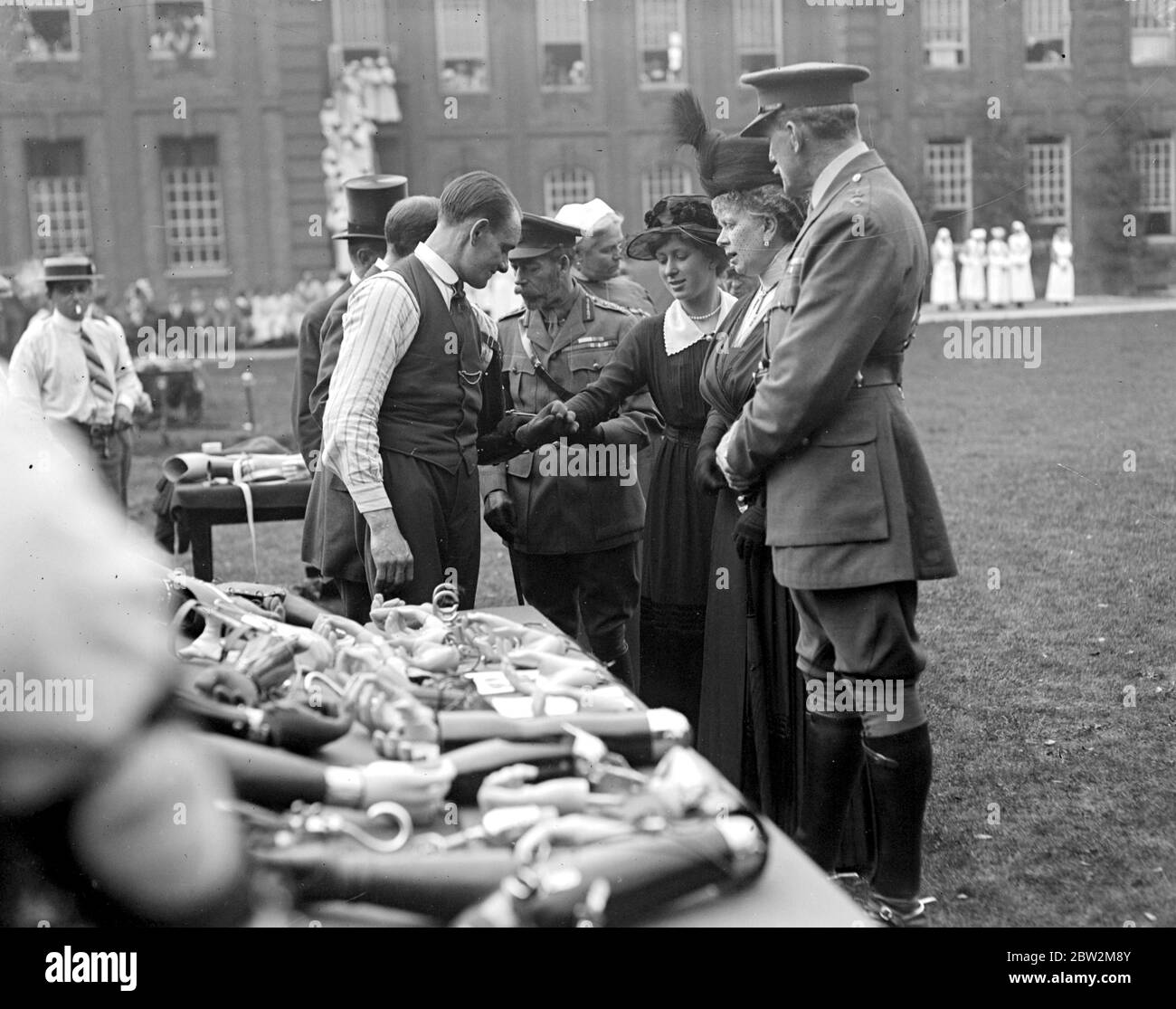 Königlicher Besuch im Roehampton Hospital, wo Soldaten verloren gegangene Gliedmaßen durch mechanische Ersatzstoffe ersetzt werden. Prinzessin Mary testet mans künstlichen Arm. 30 Juli 1918 Stockfoto