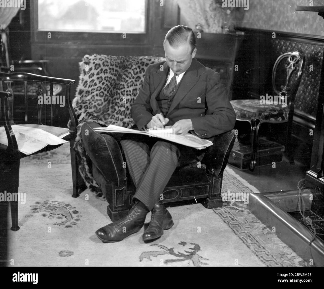Prominente treten in der neuen Filmreihe Secrets of Handwriting auf. Das Bild Zeigt: Herr Alan Cobham. 23 März 1926 Stockfoto