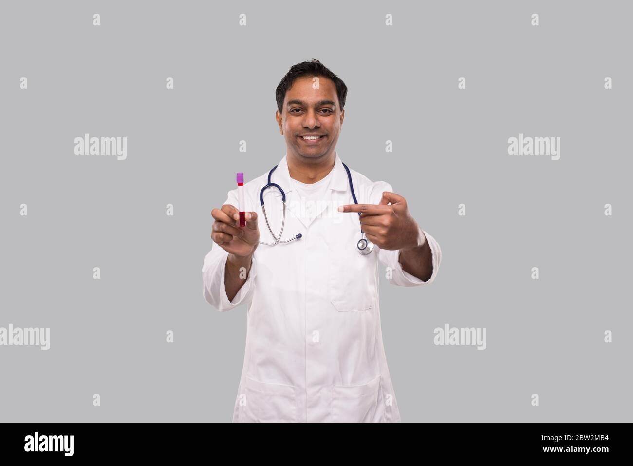 Indian man Arzt zeigt auf Blutschlauch Analyse. Wissenschaft, Medizinisches Konzept. Isoliert Stockfoto