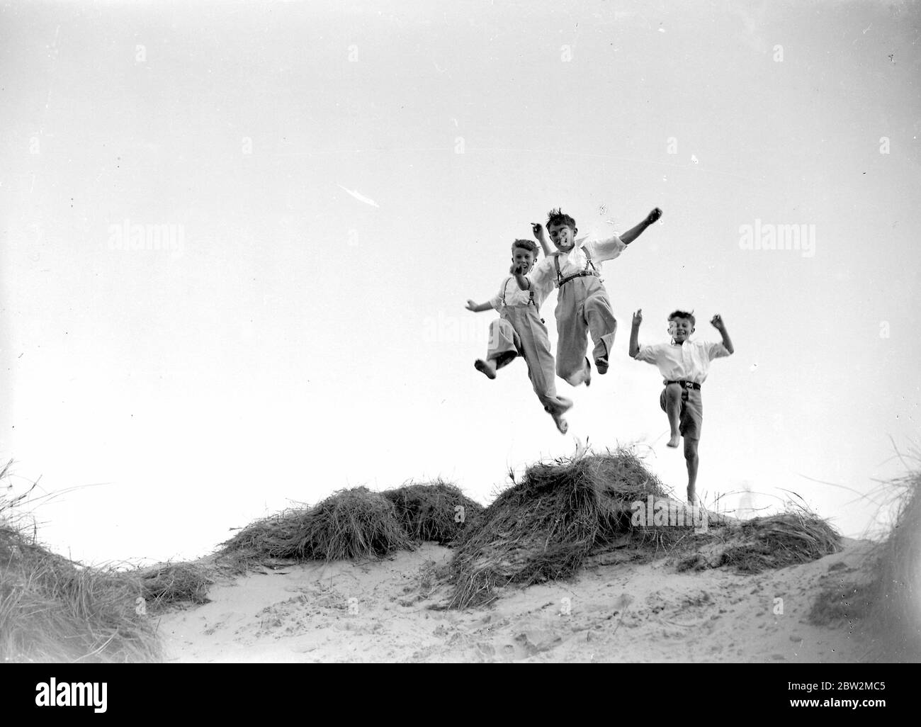 Springen vor Freude bei Camber Sands in Sussex. 1934 Stockfoto
