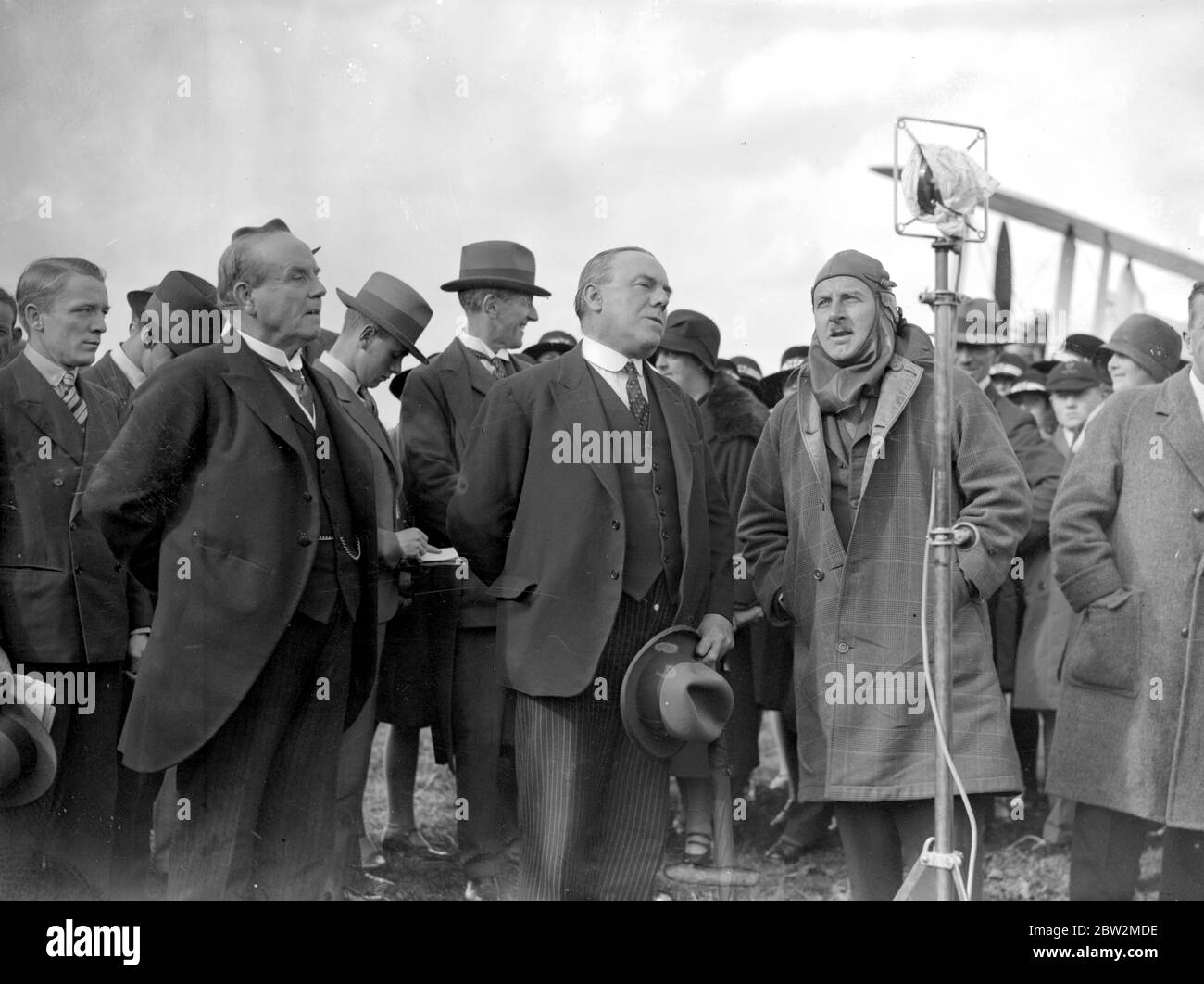 Am Stag Lane Aerodrome. Sir Charles Wakefield, F. Montagu (Untersekretär für Luft) und Sir Alan Cobham. Stockfoto