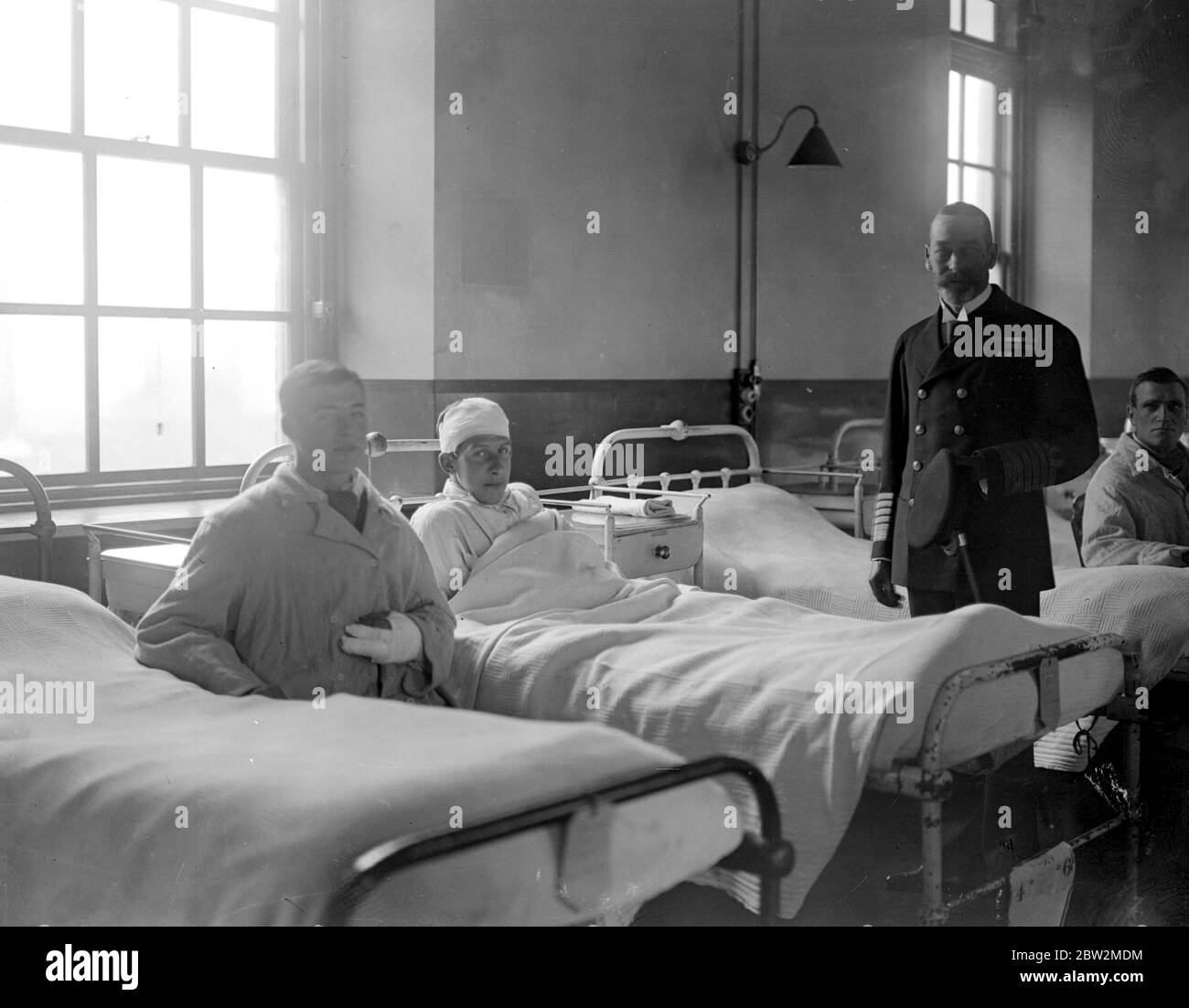 Königlicher Besuch der Verwundeten Zeebrugge-Helden im Chatham Naval Hospital. Der König fotografierte in einer der Stationen - der Mann, der seiner Majestät am nächsten ist, ist A. B. Douglas Gray vom Rachasten. 30. April 1918 Stockfoto