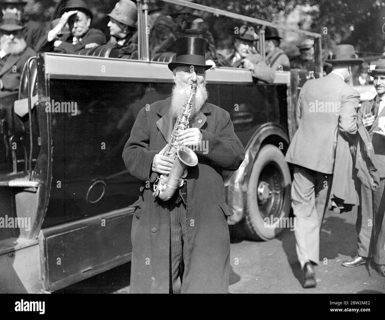 Die London Motor Cab Proorietors Association Ausflug für alte Zeit cabbys. Stephen Trudget (99 South End Road, Hamstead, N.W.), 80 Jahre alt und Saxophonist. Bis 17. August 1927 Stockfoto